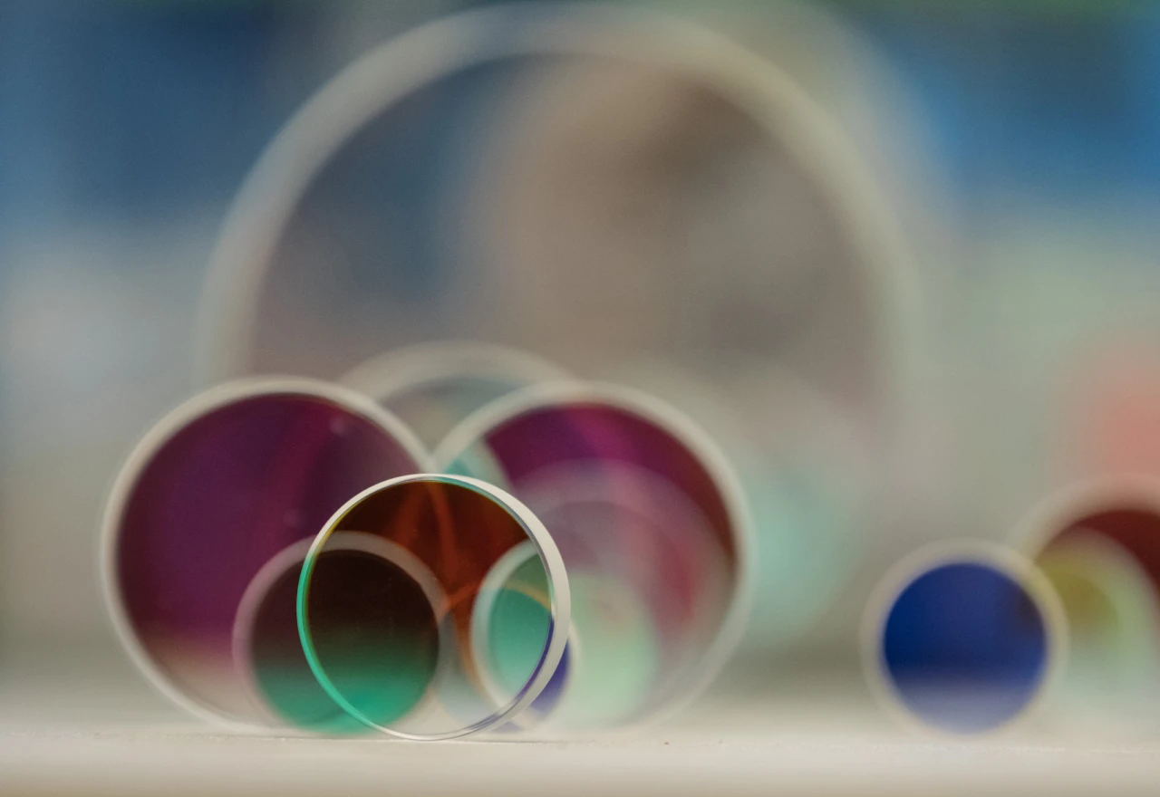 【光电知识】藏在光学系统里的“偏振管家”--近红外薄膜偏振片