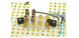 产品应用：对微流控芯片中的通道施加电压